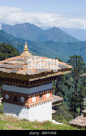 Site de 108 chortens construit en 2005 pour commémorer une bataille avec les militants, Dochu La pass, 3140m, le Bhoutan, l'Himalaya, d'Asie Banque D'Images