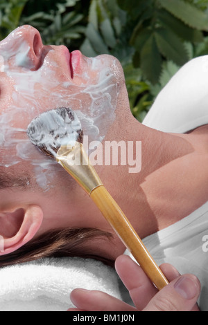 Offre d'appliquer le masque facial sur un visage de l'homme Banque D'Images