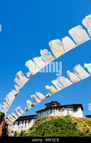 Les drapeaux de prières ci-dessous Wangdue Phodrang Dzong, fondée par la Zhabdrung en 1638, le Bhoutan, l'Asie Banque D'Images