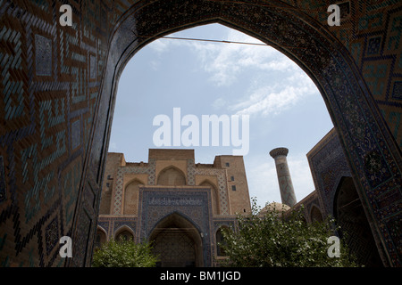 Tilya Kori Madrasah partie du Reghistan, coeur de l'ancienne Samarkand, Ouzbékistan en Asie centrale. Banque D'Images