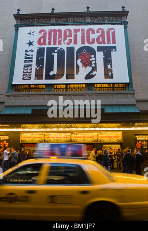 Les amateurs de théâtre juste avant que l'extérieur du rideau St. James Theatre où American Idiot est l'exécution de Banque D'Images
