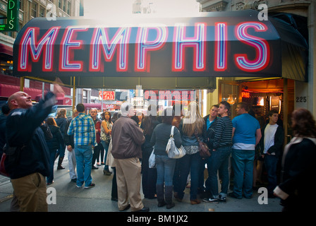 Les amateurs de théâtre juste avant que l'extérieur du rideau de Shubert Theatre où Memphis est l'exécution de Banque D'Images