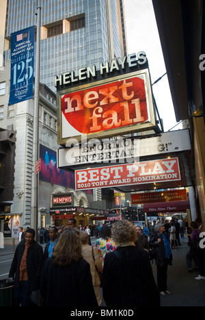 Les amateurs de théâtre juste avant que l'extérieur du rideau Helen Hayes Theatre où l'automne prochain qui est en Banque D'Images