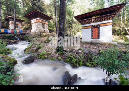 Rivière qui traverse des cairns sur un sentier aux Tigres nid (Taktsang Goemba), la vallée de Paro, Bhoutan, Asie Banque D'Images