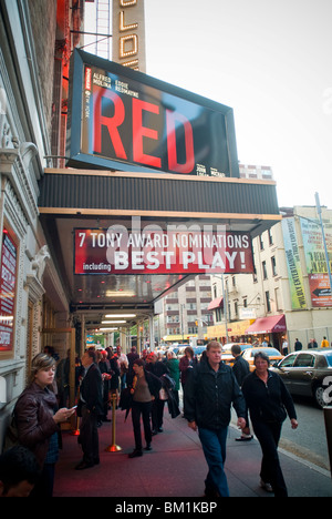 Les amateurs de théâtre juste avant l'extérieur du rideau de théâtre d'Or où le rouge est l'exécution de Banque D'Images