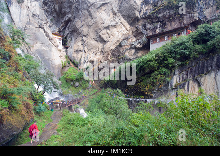 Un moine sur son chemin au tigre nid (Taktsang Goemba), la vallée de Paro, Bhoutan, Asie Banque D'Images