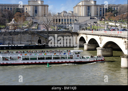 Bateau de tourisme qui passe sous le pont d'Lena, Paris, sur la Seine Banque D'Images