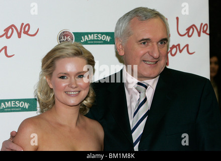 Auteur cecelia aherne et ancien premier ministre irlandais Bertie Ahern au PS, je t'aime Première du film européen à Dublin Banque D'Images