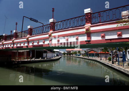 Un pont sur la rivière Malacca dans la ville historique de Malacca, ou Melaka, Malaisie Banque D'Images