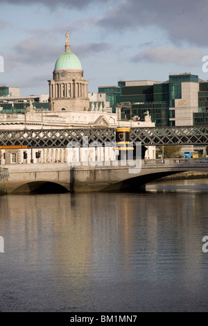 Vue sur la rivière Liffey Custom House Quay en arrière-plan, Dublin, République d'Irlande, Europe Banque D'Images