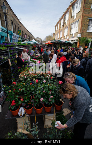 Marché de la route de la Colombie dans l'East End londonien est toujours occupé avec les consommateurs sur un dimanche matin. Banque D'Images