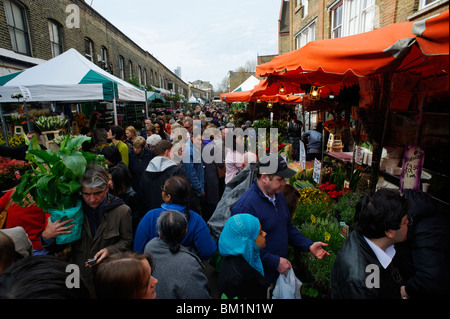 Marché de la route de la Colombie dans l'East End londonien est toujours occupé avec les consommateurs sur un dimanche matin. Banque D'Images