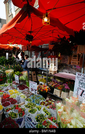 Marché de la route de la Colombie dans l'East End londonien est toujours occupé avec les consommateurs sur un dimanche matin. Banque D'Images