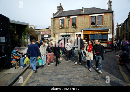 Marché de la route de la Colombie dans l'East End londonien est toujours occupé avec les consommateurs sur un dimanche matin. Banque D'Images