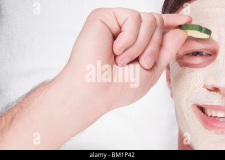 Tranche de concombre sur un man's eye Banque D'Images