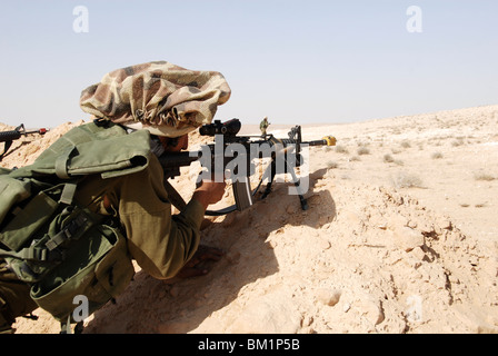 Les soldats de l'infanterie israélienne dans le désert de formation Banque D'Images