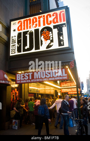 Les amateurs de théâtre juste avant que l'extérieur du rideau St. James Theatre où American Idiot est l'exécution de Banque D'Images