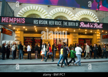 Les amateurs de théâtre juste avant que l'extérieur du rideau de Shubert Theatre où Memphis est l'exécution de Banque D'Images
