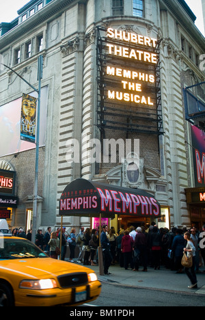 Les amateurs de théâtre juste avant que l'extérieur du rideau de Shubert Theatre où Memphis est l'exécution de Banque D'Images