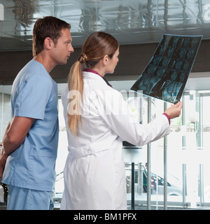 Doctor showing IRM d'un infirmier Banque D'Images