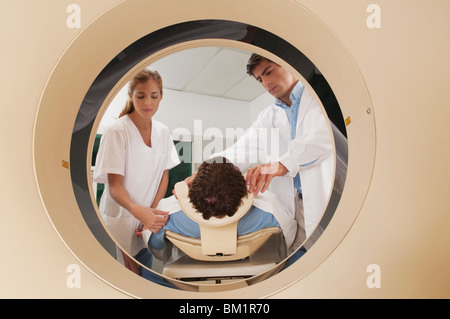 Médecin et l'infirmier la préparation d'un patient pour IRM Banque D'Images