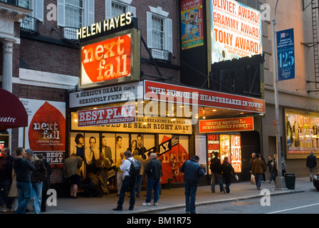 Les amateurs de théâtre juste avant que l'extérieur du rideau Helen Hayes Theatre où l'automne prochain qui est en Banque D'Images