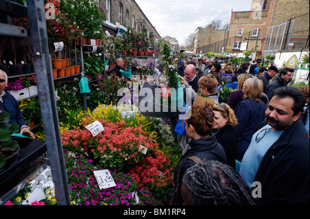 Marché de la route de la Colombie dans l'East End londonien est toujours occupé avec les consommateurs sur un dimanche matin. Banque D'Images