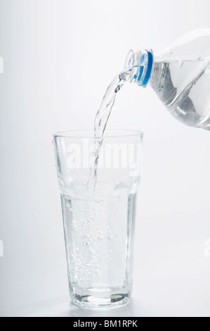 Close-up de l'eau d'une bouteille dans un verre Banque D'Images