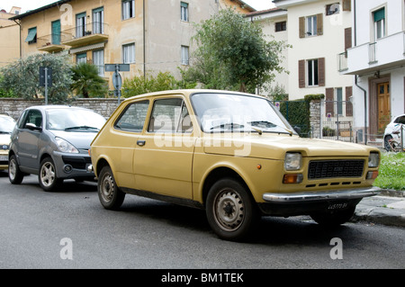 Fiat 127 voiture petite ville ancienne de minuscules voitures italiennes bouilloire décideurs fabrication fabricants italie économique Banque D'Images