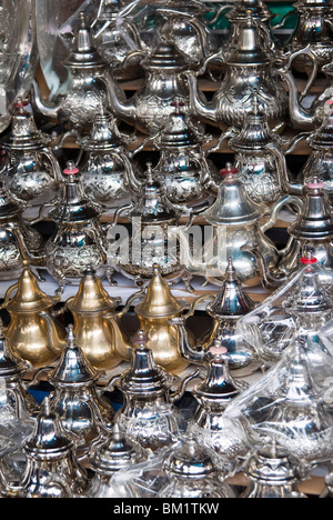 Pour les théières vente dans le souk, Medina, Marrakech (Marrakech), Maroc, Afrique du Nord, Afrique Banque D'Images