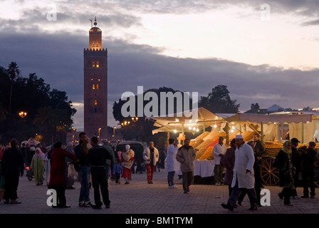 Vendeur de fruits, la Place Jemaa El Fna (Place Djemaa El Fna), UNESCO World Heritage Site, Marrakech (Marrakech), le Maroc, l'Afrique Banque D'Images