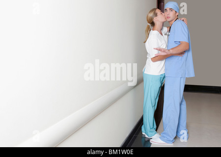 Femelle et un infirmier romancing dans un couloir de l'hôpital Banque D'Images