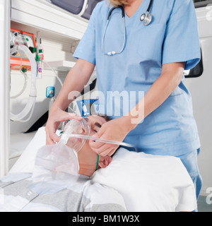 Infirmière d'aider un patient dans une ambulance Banque D'Images