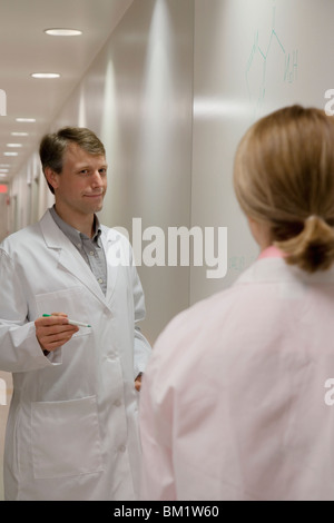 Doctors discussing dans un hôpital Banque D'Images