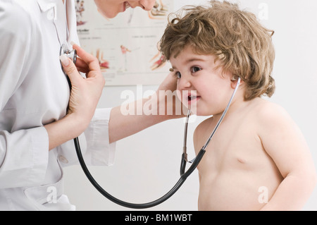 Bébé garçon l'écoute d'un battement de coeur du médecin Banque D'Images