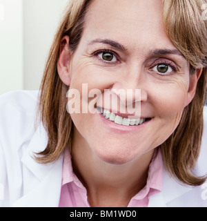 Portrait of a smiling female scientist dans un laboratoire Banque D'Images