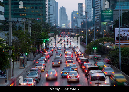 Soir de l'heure de pointe sur l'Sathon Road à Bangkok. Banque D'Images