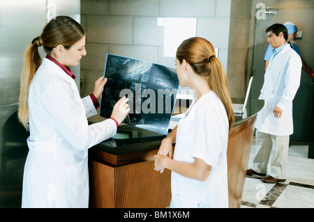 Femme médecin et une infirmière de l'examen d'une X-Ray Banque D'Images