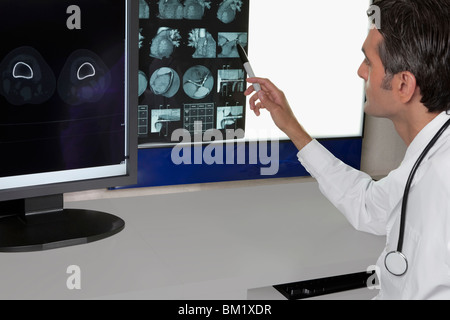 Médecin examinant le rapport de l'IRM Banque D'Images