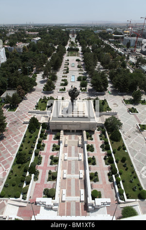 Vues à partir de la Neutralité Arch avec une statue en or de Saparmyrat Niyazov Turkmenbashi sur le dessus en Asgabat, le Turkménistan. Banque D'Images