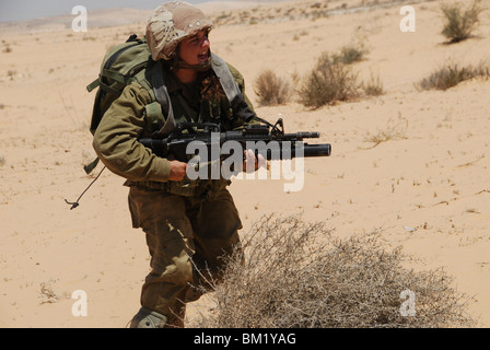 Les soldats de l'infanterie israélienne dans le désert de formation Banque D'Images