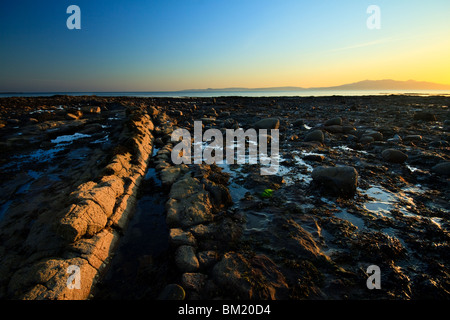 Coucher de soleil sur la plage d'Ardrossan vu de l'Arran Banque D'Images