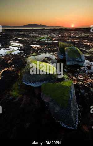 Coucher de soleil sur la plage d'Ardrossan vu de l'Arran Banque D'Images