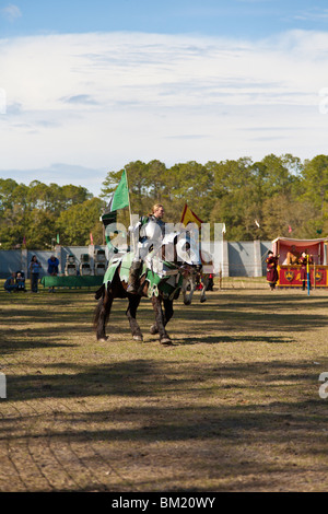 Gainesville FL - Jan 2009 - homme habillé en chevalier avec broken lance sur le terrain de joute à Hoggetowne Faire médiévale Banque D'Images