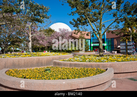 Kissimmee, FL - Jan 2009 - dôme géodésique montre derrière les jardins de fleurs à plusieurs niveaux à l'intérieur du Walt Disney World Epcot Center Banque D'Images
