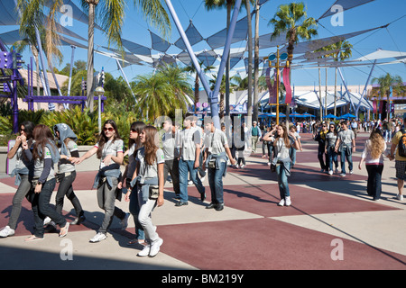 Kissimmee, FL - Jan 2009 - Grand groupe d'étudiants adolescents étrangers balade au Monde de Walt Disney's Epcot Center Banque D'Images