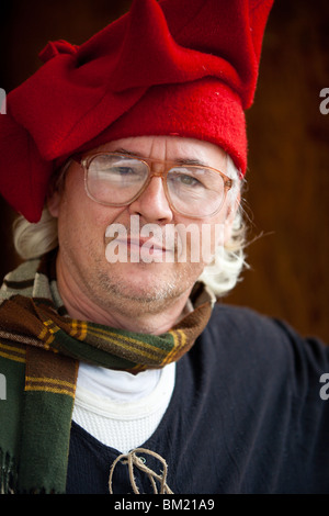 Gainesville FL - Janvier 2009 - l'homme vêtu d'habits d'époque, sauf pour les lunettes modernes à Hoggetowne Faire médiévale Banque D'Images