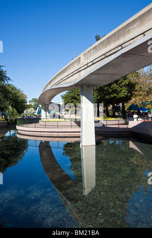 Kissimmee, FL - Jan 2009 - Pont sur voie Monorail étang dans Walt Disney World, Epcot Center à Kissimmee Orlando, Floride Banque D'Images