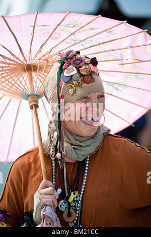 Gainesville FL - Janvier 2009 - vieille femme vêtue comme gypsy sous parapluie à Hoggetowne Faire médiévale de Gainesville, Floride Banque D'Images