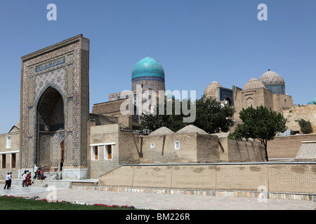 Le Shah-i-Zinda, qui comprend l'ensemble des mausolées et autres bâtiments, en rituel Samarkand (Ouzbékistan). Banque D'Images
